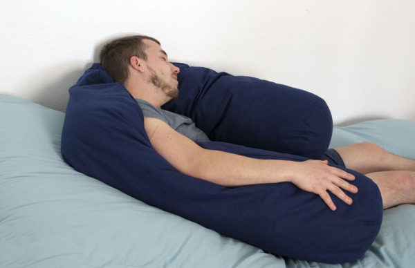 Un homme avec un coussin